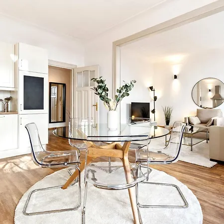 Apartment Stylish 2-bed In Gare, Near Cafes & Shop