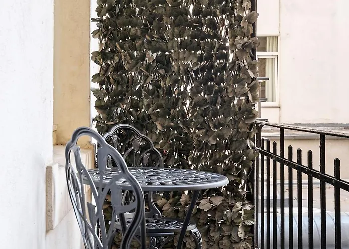 Stylish 2-bed In Gare, Near Cafes & Shop Lejlighed *