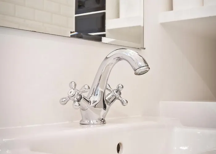 Stylish 2-bed In Gare, Near Cafes & Shop Lejlighed *