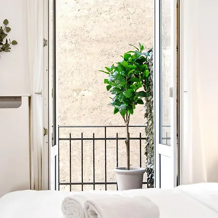 Apartment Stylish 2-bed In Gare, Near Cafes & Shop