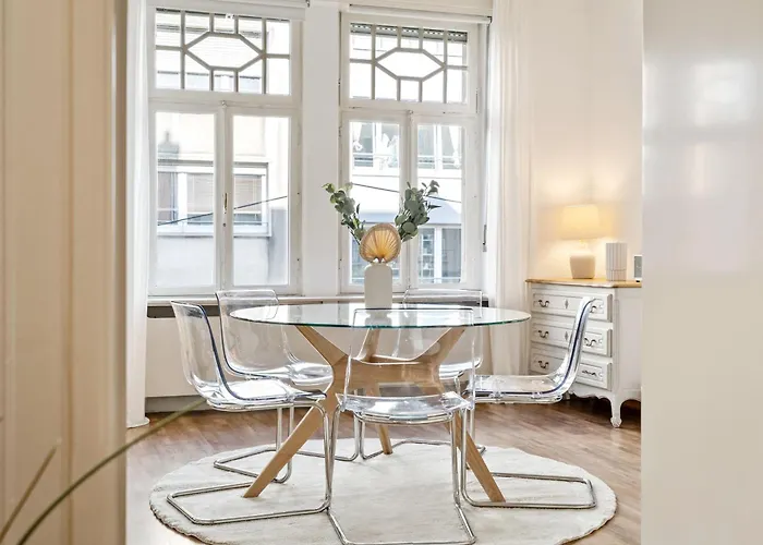 Stylish 2-bed In Gare, Near Cafes & Shop شقة *