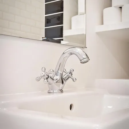 Stylish 2-bed In Gare, Near Cafes & Shop Apartment *